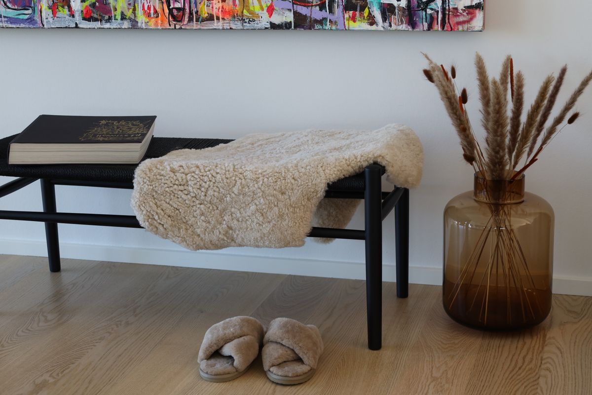 Kort ullkrøllete saueskinnteppe 90 cm Beige