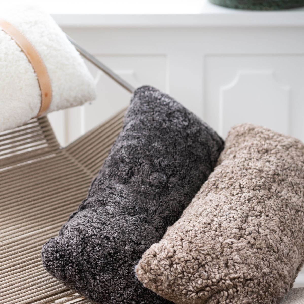 Saueskinnpute | Korthåret | New Zealand | Dobbeltsidig | 30x60 cm Koksgrå