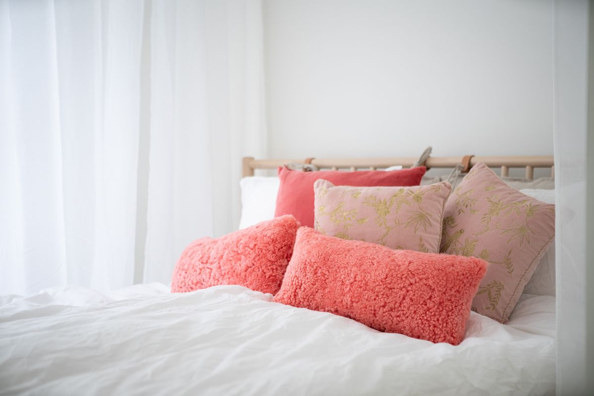 Saueskinnpute | Korthåret | New Zealand | Dobbeltsidig | 30x60 cm Fersken