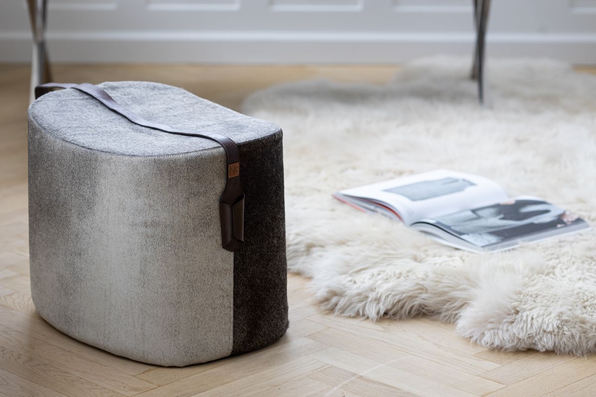 Pouf i kalveskinn Grå