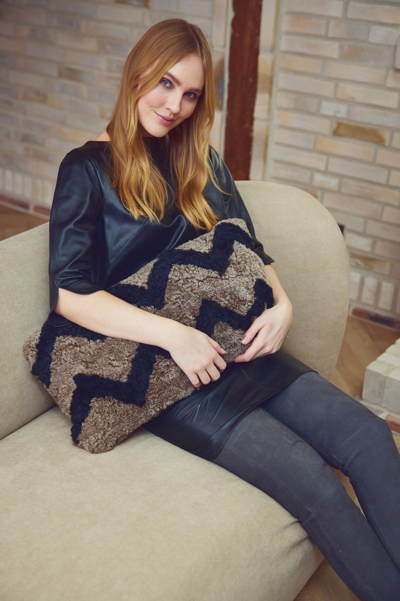 Pattern saueskinnpute | Korthåret | New Zealand | Dobbeltsidig | 30x60 cm Lysebrun / Svart