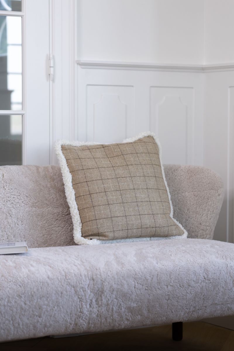 Checked Collection | Ullpute | Korthåret | Dobbeltsidig | 52x52 cm Rutete / Beige / Hvit