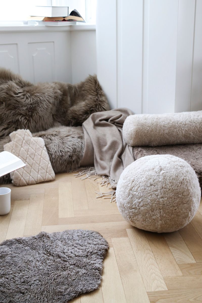 Kort ullkrøllete saueskinnteppe 90 cm Taupe