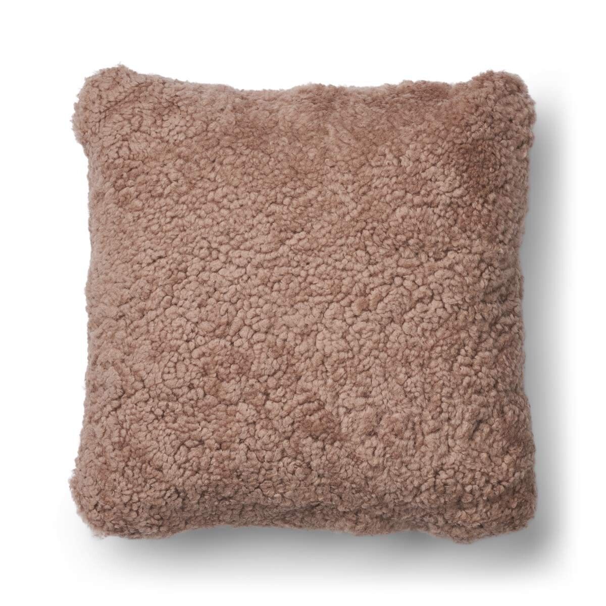 Pute i kort ull av saueskinn Stucco Sand