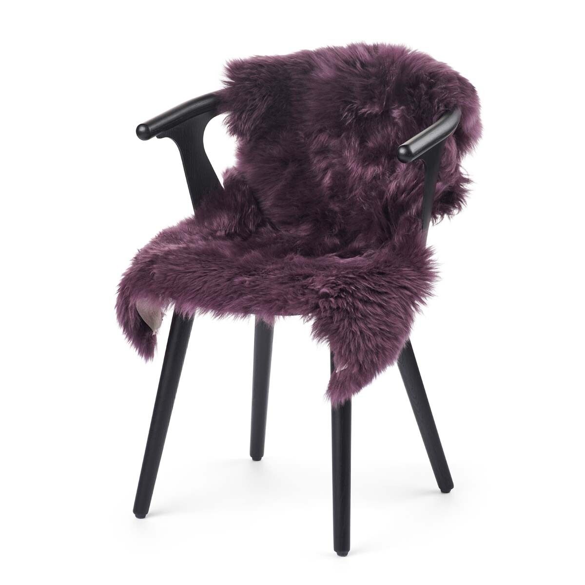 Langt saueskinn i ull 90 cm Aubergine