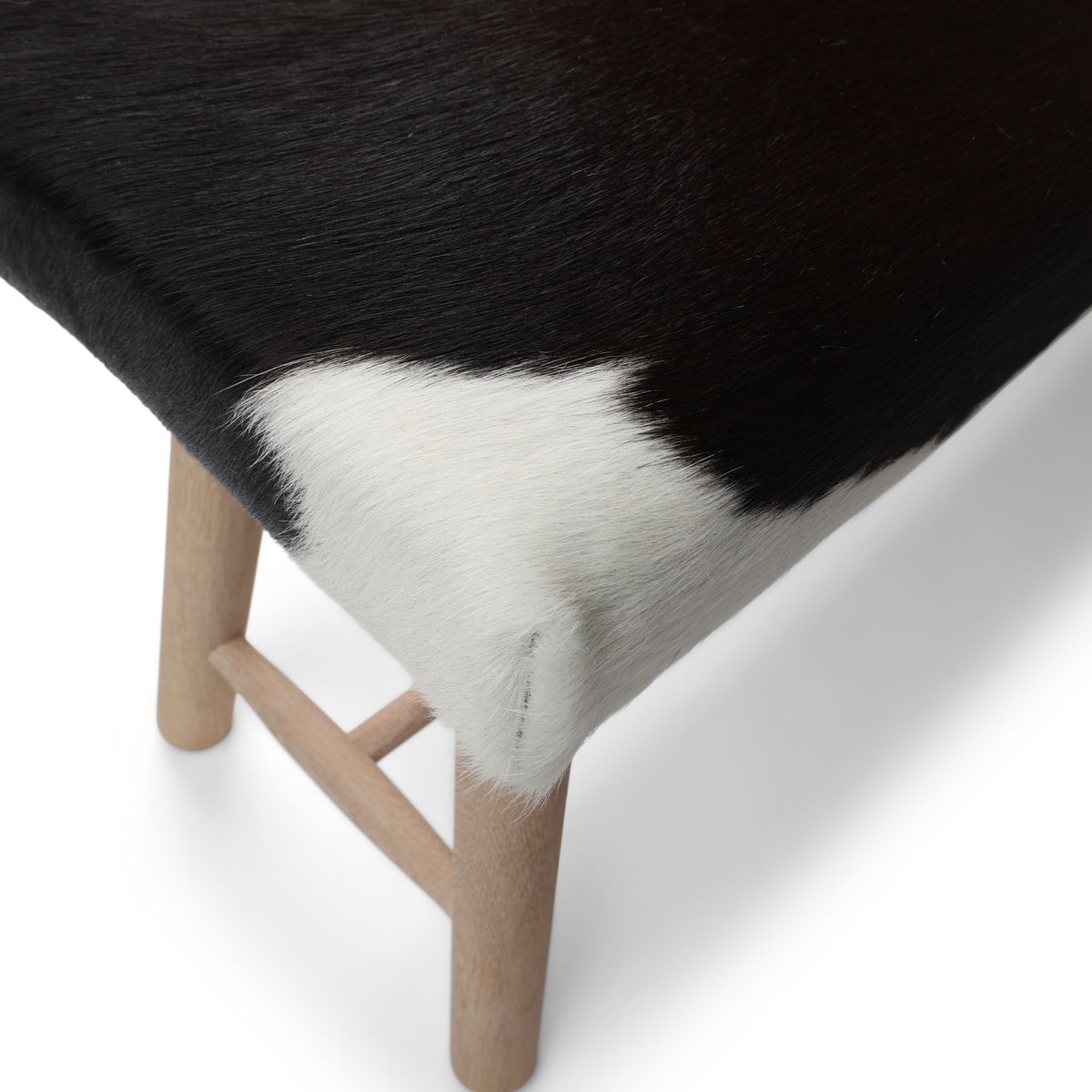 Benk | Kuskinn | 140x35x45 cm Svart / Hvit