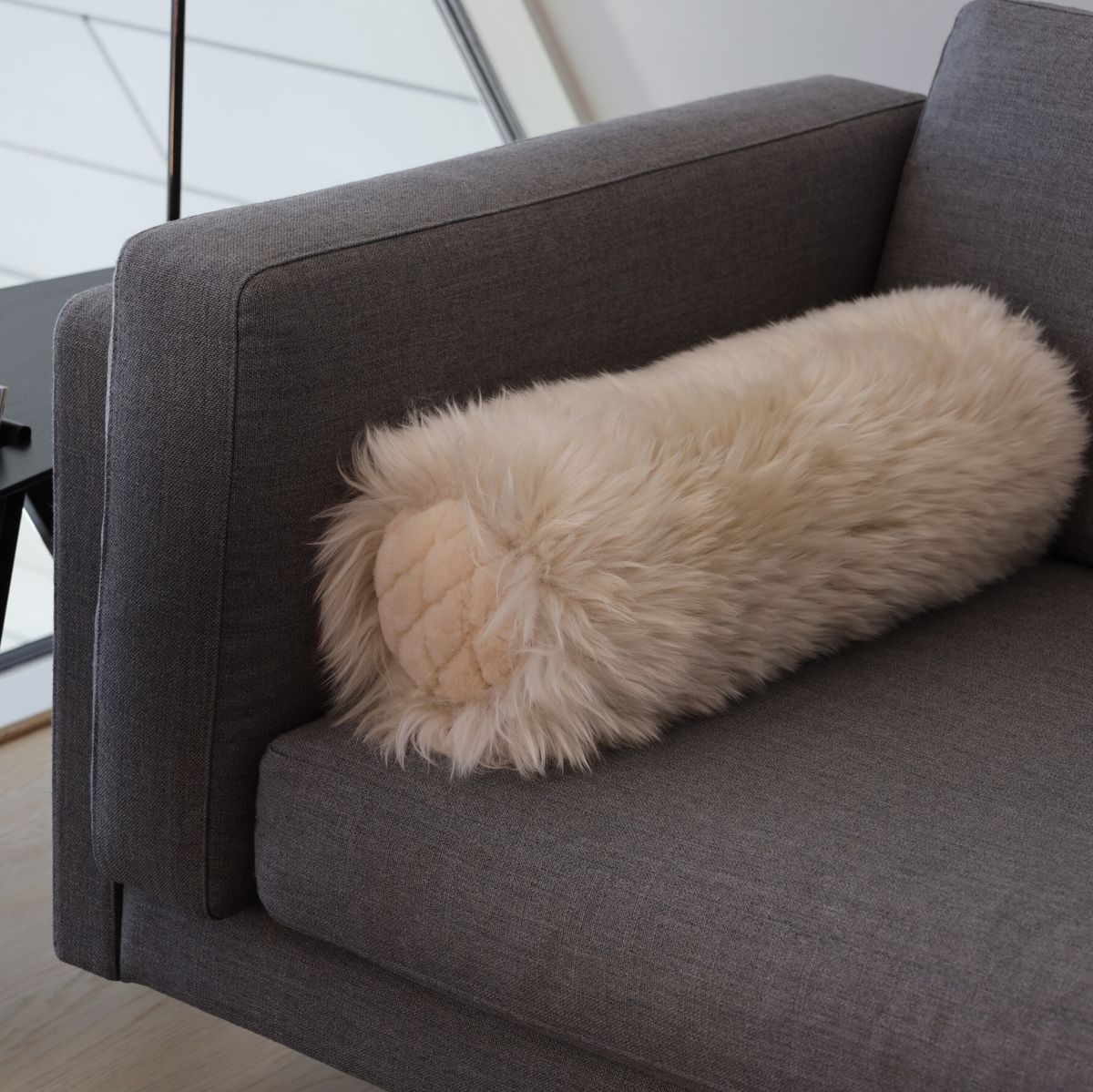 Bolsterpute | Langhåret, mokkasin | New Zealand | D20xL52 cm Lys grå/sølvgrå