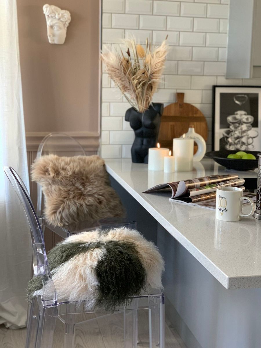 Saueskinnpute | Krøllet | Tibet | Ø45 cm, Ø62 cm & Ø38 cm Gylden Hvit / Dove