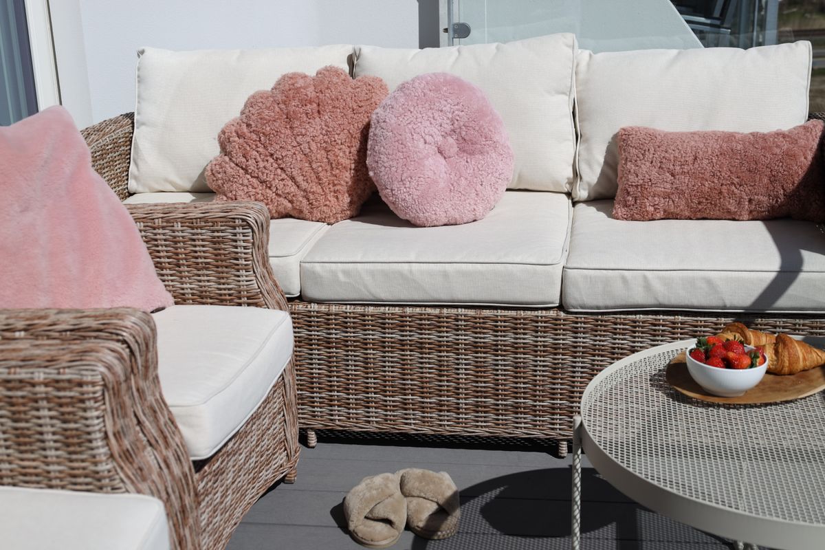 Saueskinnpute | Korthåret | New Zealand | Dobbeltsidig | 30x60 cm Koralllyserosa