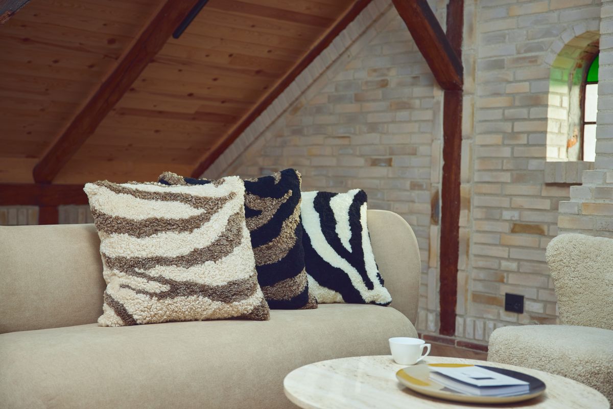 Zebra saueskinnpute | Korthåret | New Zealand | Dobbeltsidig | 60x60 cm Svart / Hvit