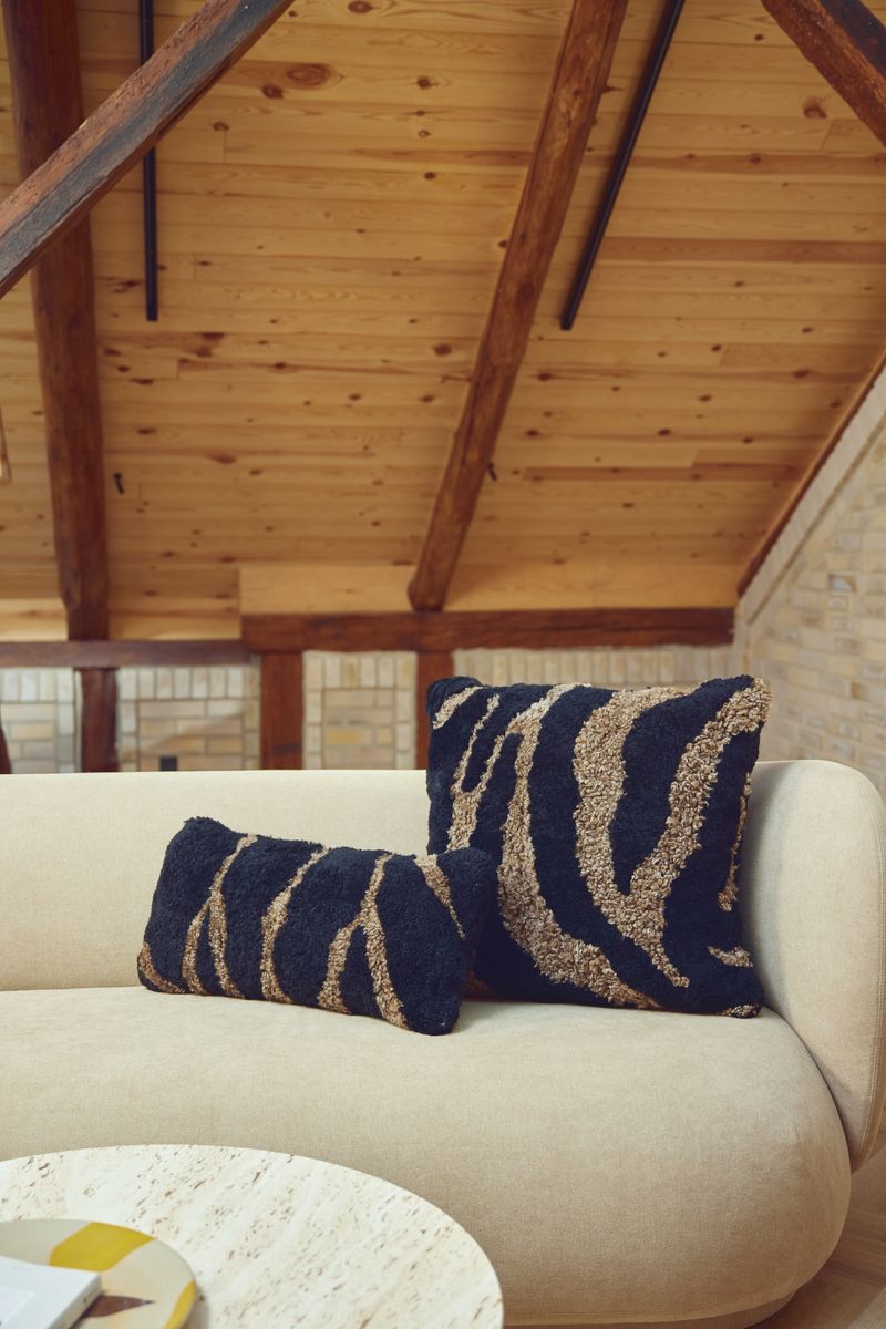 Zebra saueskinnpute | Korthåret | New Zealand | Dobbeltsidig | 60x60 cm Svart / Lysebrun