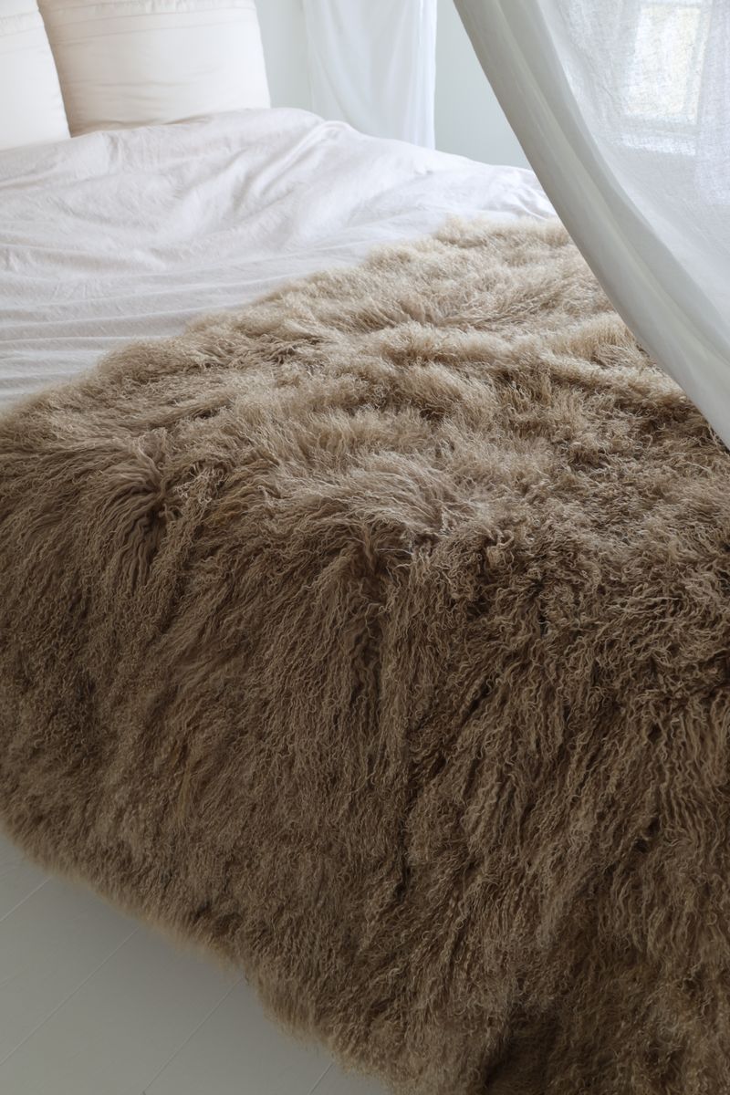 Saueskinnpledd | Krøllet | Tibet | 140x180 cm Gylden Hvit