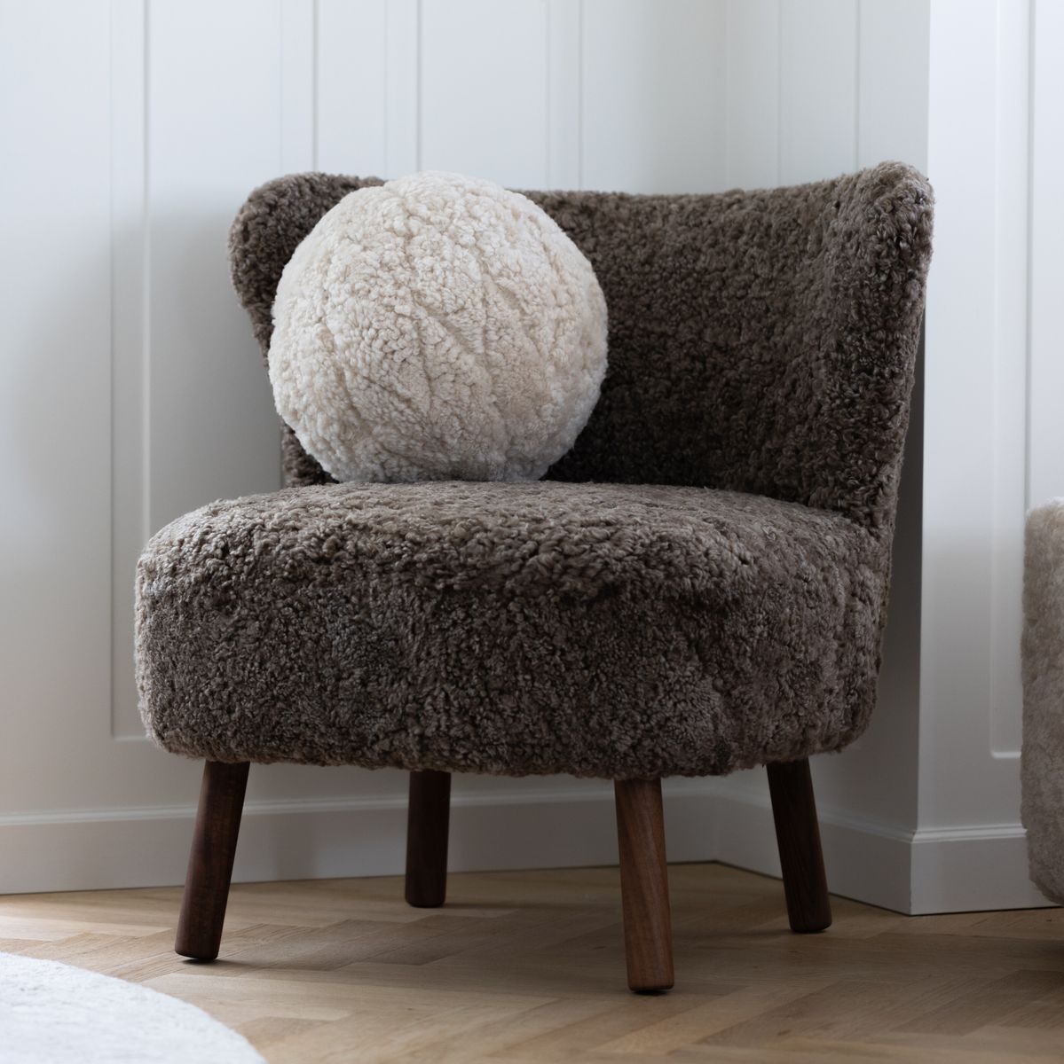 Emil Lounge Chair | Korthåret Koksgrå