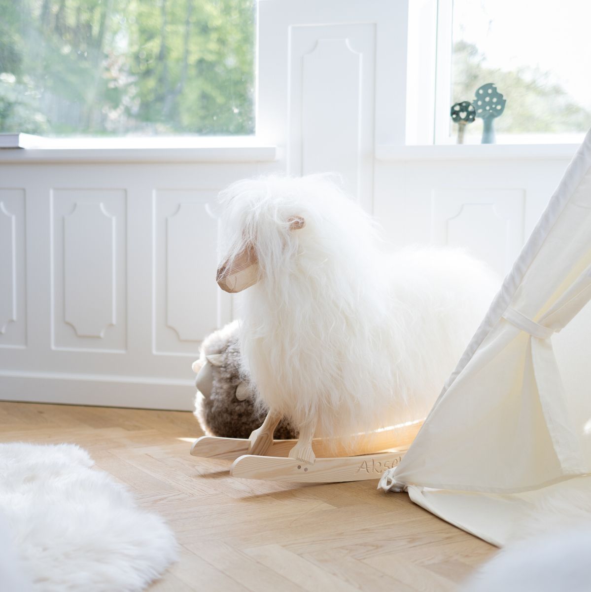 Gyngesau | Korthåret | L85xB25xH60 cm Hvit