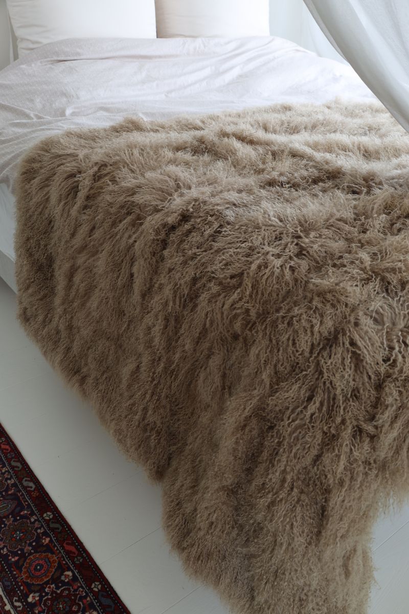 Saueskinnpledd | Krøllet | Tibet | 140x180 cm Gylden Hvit