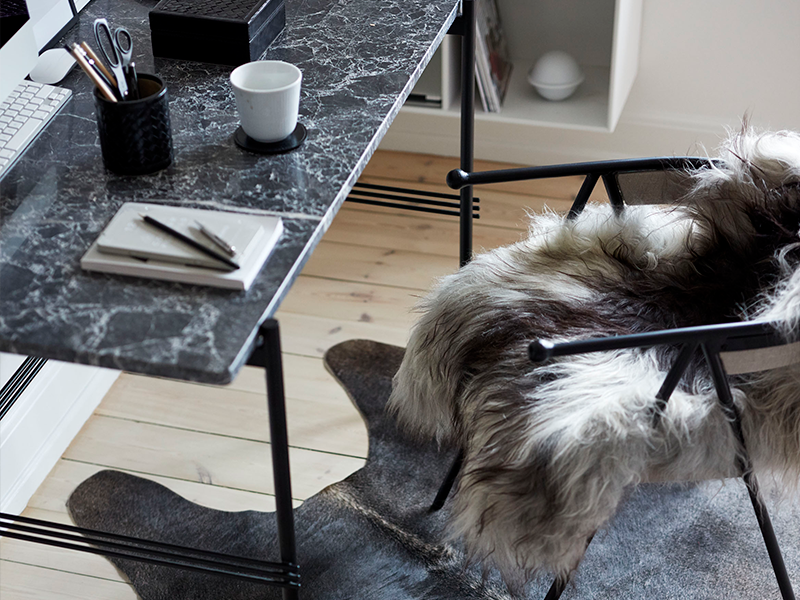 Saueskinn og naturmaterialer i et hjemmekontor