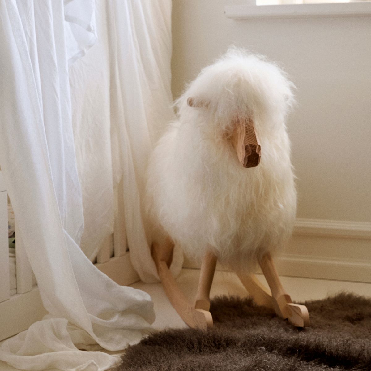 Gyngesau | Langhåret | L85xB25xH60 cm Natursvart