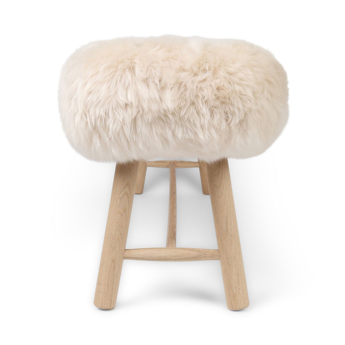 Theodor Benk med Saueskinn | Eik | Langhåret Beige